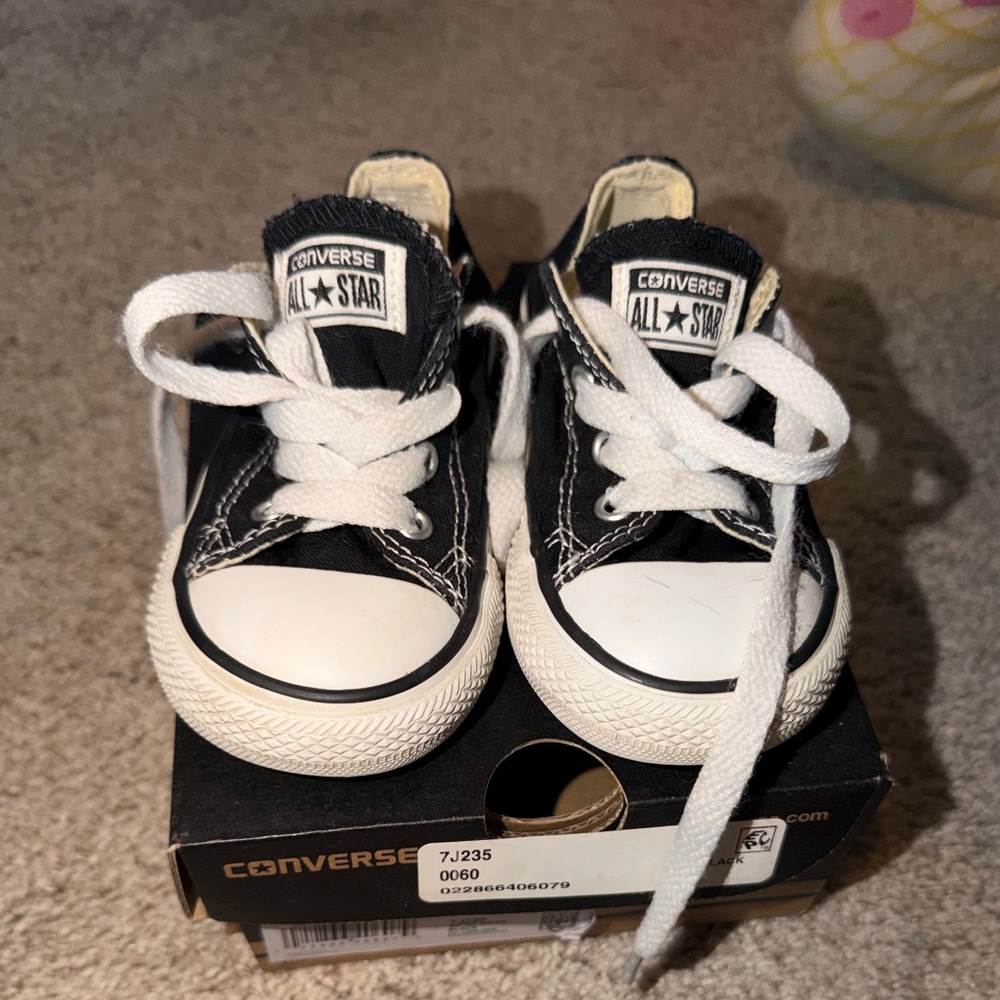 Converse infant Chuck Taylor Low Top Sneakers - Black & White infant size 6